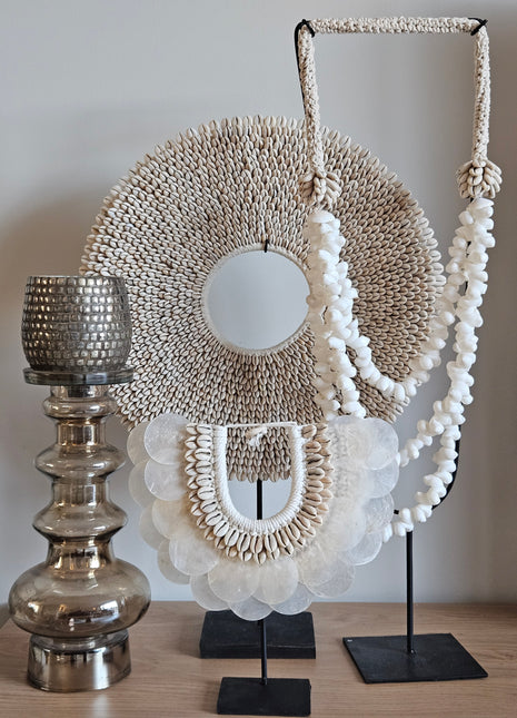 Schelpenketting wit gepresenteerd op dressoir in sfeervol interieur