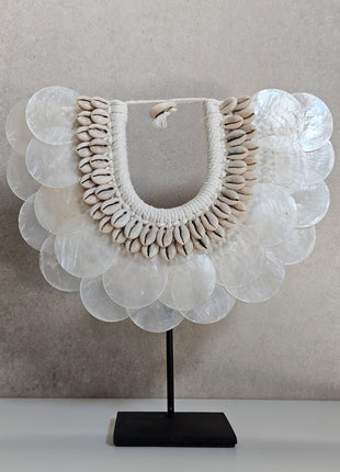 Schelpenketting wit met handgemaakte schelpen op standaard hoogte 27 cm