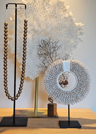 Schelpenketting wit met natuurlijke schelpen op standaard in woonkamer