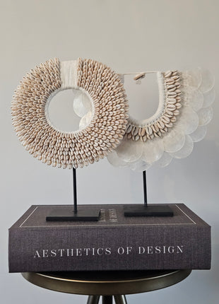 Schelpenketting wit in sfeervol interieur met natuurlijke styling