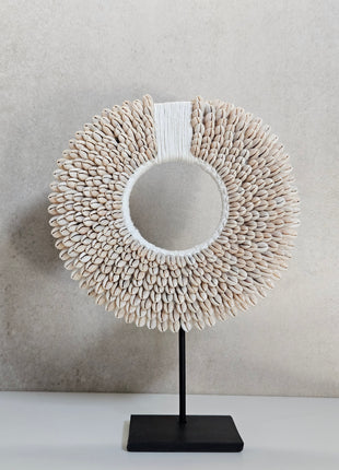 Schelpenketting wit met handgemaakte schelpen op standaard hoogte 28 cm