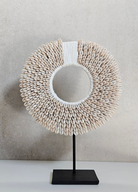 Schelpenketting wit met handgemaakte schelpen op standaard hoogte 28 cm