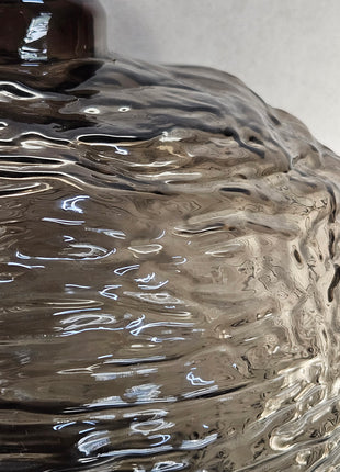 Vaas Gazzo grijs glas met siertakken op salontafel