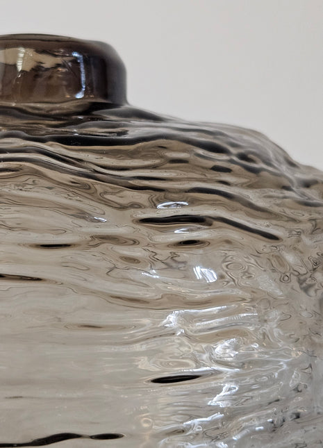 Vaas Gazzo grijs glas in sfeervol interieur met decoratieve styling