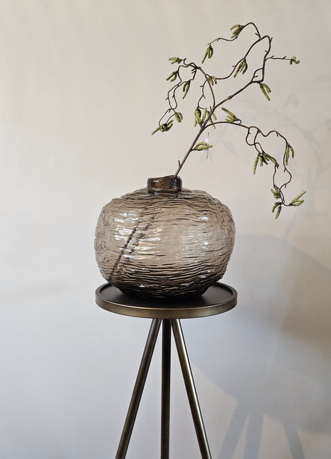 Vaas Gazzo grijs glas gepresenteerd op dressoir met droogbloemen