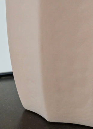 Vaas Evalyn bruin in sfeervol interieur met siertakken