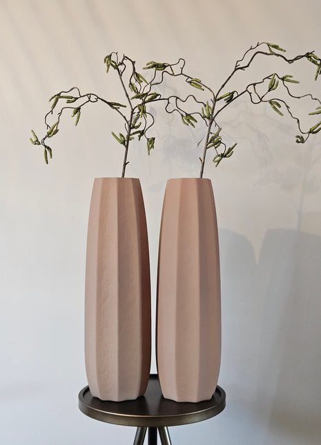 Vaas Evalyn bruin gepresenteerd op vloer met droogbloemen