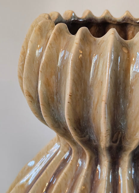 Close up van groene keramieken vaas Lenn met een organische ribbelvorm, 29,5 cm hoog