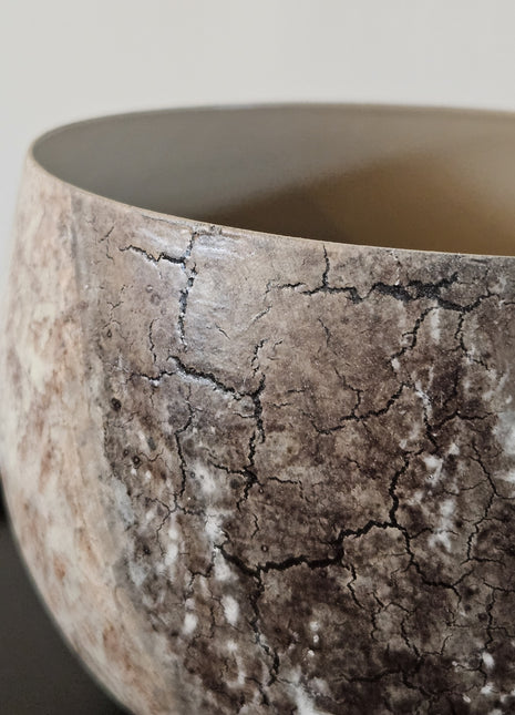 Votive Kyara bruin beige gepresenteerd op dressoir met kaarslicht