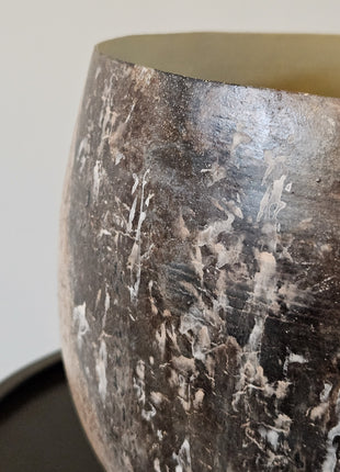 Votive Kyara bruin beige gepresenteerd op salontafel met decoratie