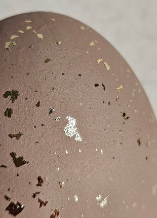 Decoratief ei Madiorano bruin in sfeervol interieur met decoratieve styling