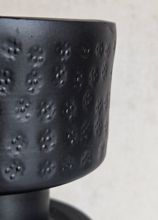 Kandelaar zwart aluminium Colmore in sfeervol interieur met warme ambiance