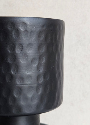 Kandelaar zwart aluminium Colmore gepresenteerd op salontafel met kaars