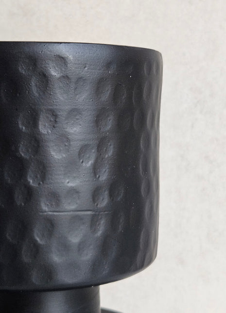 Kandelaar zwart aluminium Colmore gepresenteerd op salontafel met kaars