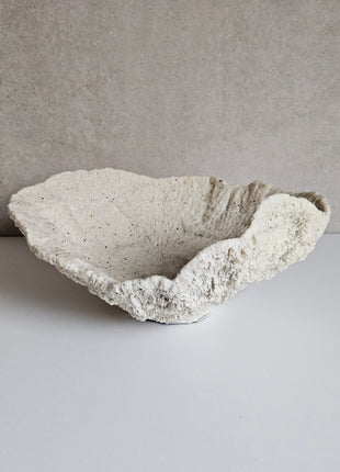 Ornament Coral crème in sfeervol interieur met natuurlijke styling