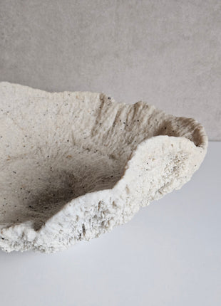 Close-up van ornament Coral crème met organische textuur en afwerking