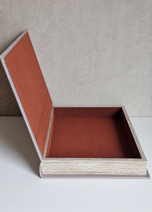 Opbergboek koffietafel Less is More gepresenteerd op tafelblad opengeklapt