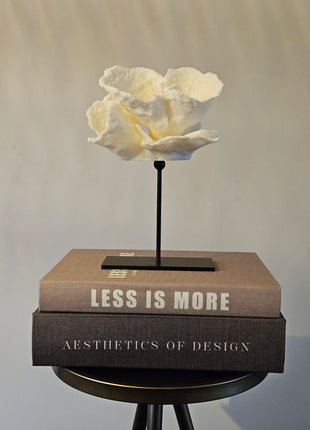 Close-up van ornament roos crème op standaard met gedetailleerde afwerking