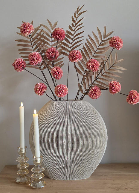 Vooraanzicht van roze-bruin Soft Blush & Bronze kunstboeket met stoffen bloemen in geribbelde vaas naast kaarsen