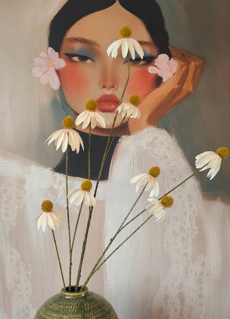 Crème witte kunst-zonnehoed Echinacea staand in een hoge vaas. Op de achtergrond een schuilderij.