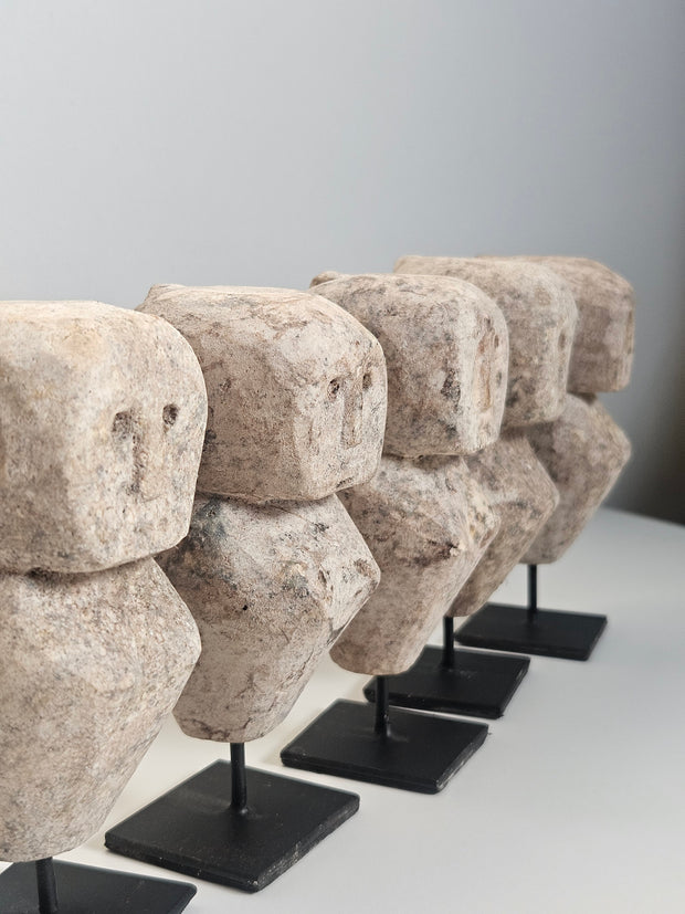 Deze 5 stenen mannen staan naast elkaar. Elke vorm is uniek doordat het handgemaakt is. De poppetjes staan op een zwart metalen standaard en zijn een 10 cm hoog,