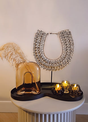 Waxinelichthouders bruin glas gepresenteerd op dienblad met natuurlijke decoratie