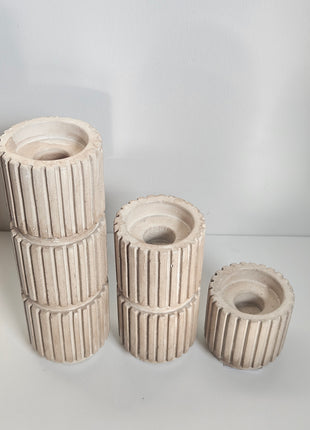 Set van 3 kandelaren ribbel beige keramiek - geribde textuur en matte afwerking. Grote middel en kleine uitvoering naast elkaar
