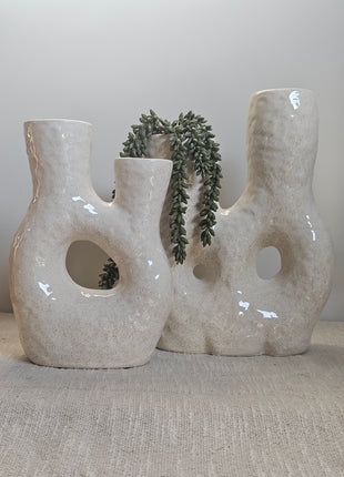 Vazen donut beige en offwhite aardewerk in verschillende formaten gepresenteerd samen