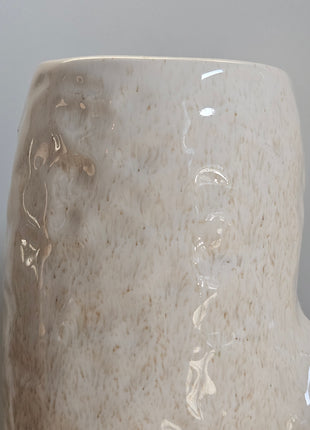 Close-up van vaas donut beige - matte afwerking en sculpturale vorm