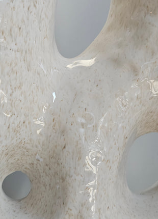 Close-up van vaas donut beige aardewerk - organische ronde vorm en zachte tinten