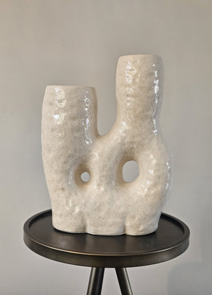 Vaas donut beige aardewerk met ronde organische vorm en matte afwerking hoogte 31 cm