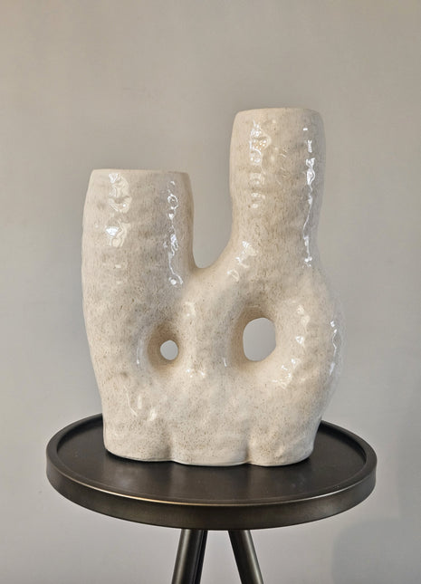 Vaas donut beige aardewerk met ronde organische vorm en matte afwerking hoogte 31 cm