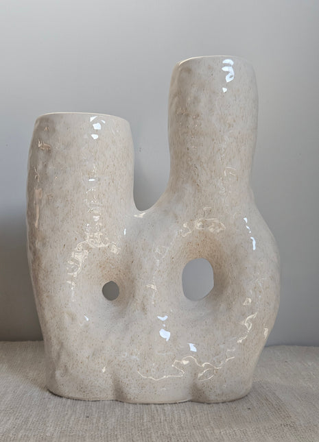 Vaas donut beige aardewerk met ronde organische vorm en matte afwerking hoogte 31 cm