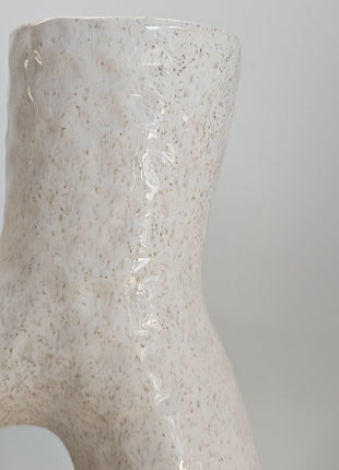 Close-up van vaas donut offwhite aardewerk - organische ronde vorm en zachte tinten