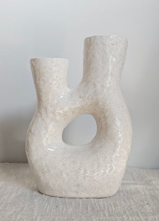 Vaas donut offwhite aardewerk met ronde organische vorm en matte afwerking hoogte 26 cm