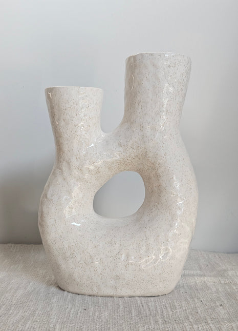 Vaas donut offwhite aardewerk met ronde organische vorm en matte afwerking hoogte 26 cm