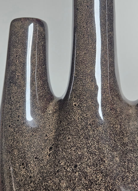 Close-up van vaas tulpenvaas bruin speckled - gespikkelde textuur en warme bruintinten