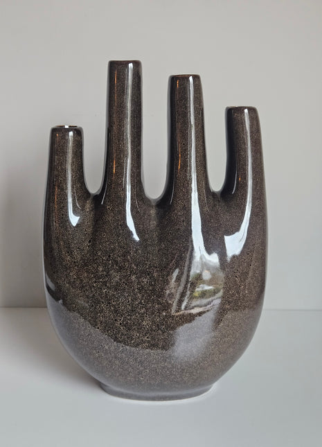 Vaas tulpenvaas bruin speckled aardewerk met organische vorm en gespikkelde afwerking hoogte 32 cm