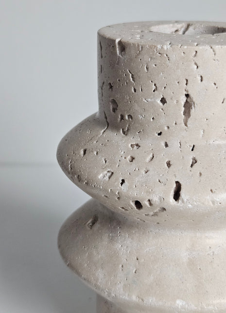 Close-up van kandelaar beige keramiek hoogte 10 cm - sculpturale cilindervorm