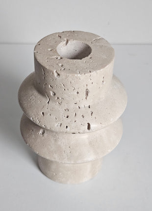 Close-up van cilindervormige kandelaar beige keramiek - organische vorm en matte afwerking