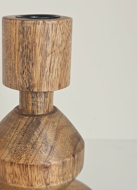 Close-up van kandelaar sculpturaal naturel hout - organische vorm en natuurlijke textuur