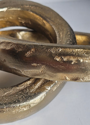 Close-up van gouden schakel ornament aluminium - glanzende afwerking en moderne vorm