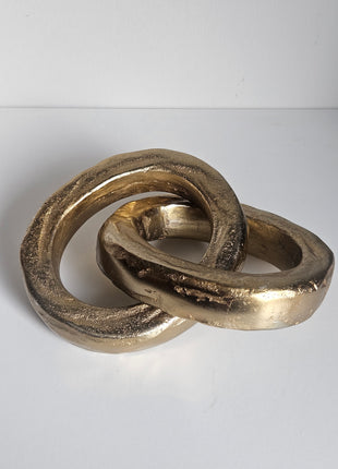 Gouden schakel ornament aluminium met moderne vorm en glanzende afwerking 13 x 11 x 2cm