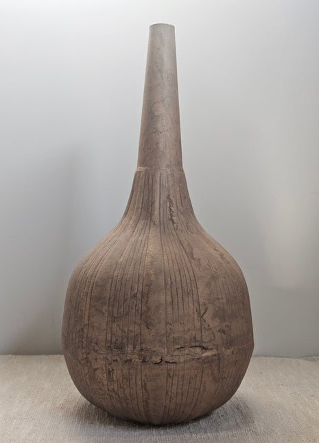 Vaas stone-look oker metaal met organische vorm en natuurlijke afwerking hoogte 35 cm