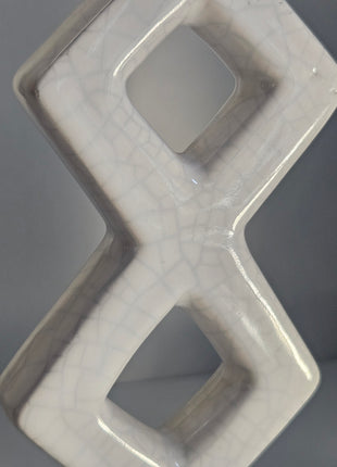 Close-up van kandelaar ruitvorm wit keramiek - geometrische ruitvorm en elegante afwerking