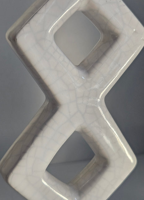 Close-up van kandelaar ruitvorm wit keramiek - geometrische ruitvorm en elegante afwerking