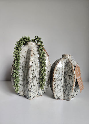 Vaasjes Arquette beige bruin keramiek in verschillende formaten gepresenteerd samen