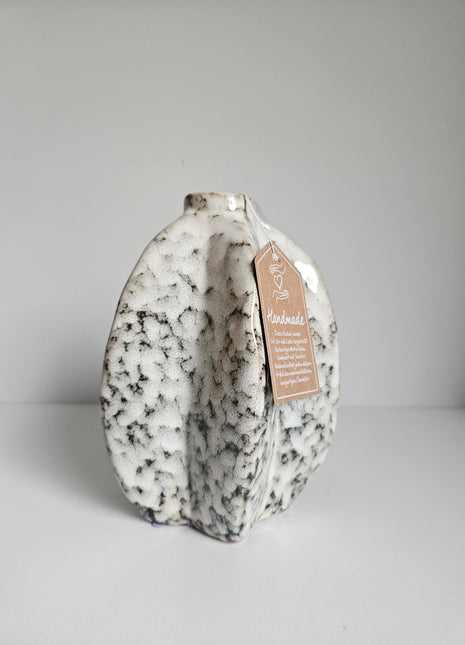 Vaasje Arquette beige bruin keramiek met organische vorm en matte afwerking hoogte 17 x Ø 12 cm