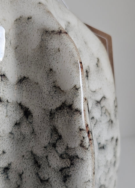 Close-up van vaasje Arquette beige bruin keramiek - organische vorm en natuurlijke tinten