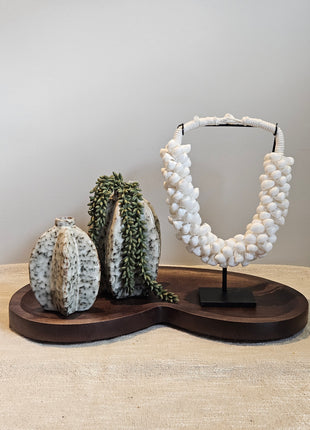 Vaasje Arquette beige bruin keramiek gepresenteerd op dressoir met decoratie